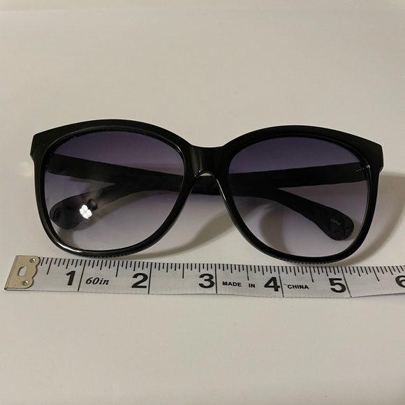 HIGH TEMPLE BOLD RETRO WOMENS ELEGANT CAT EYE SUNGLASSES matte black main image 5
